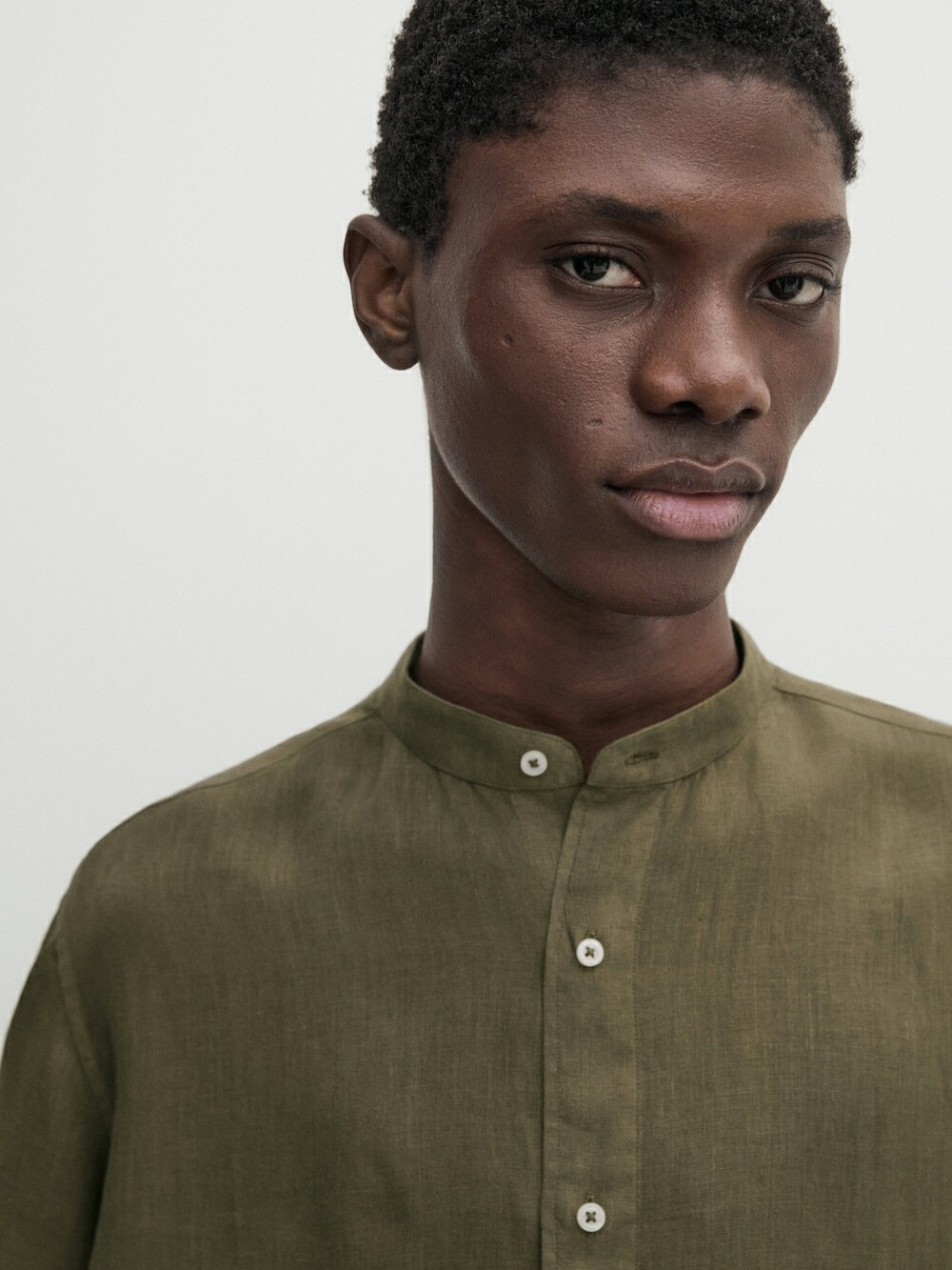 Massimo Dutti Льняная рубашка классического кроя с воротником-стойкой,  зеленый