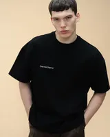 Черная футболка с надписью