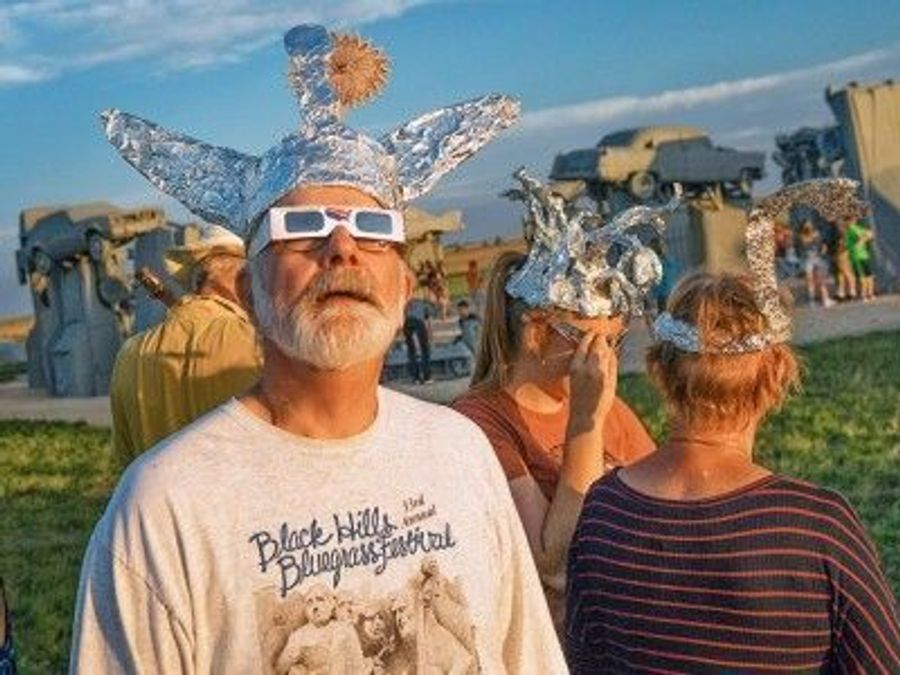 Исследование: чат-боты помогут бороться с теориями заговоров