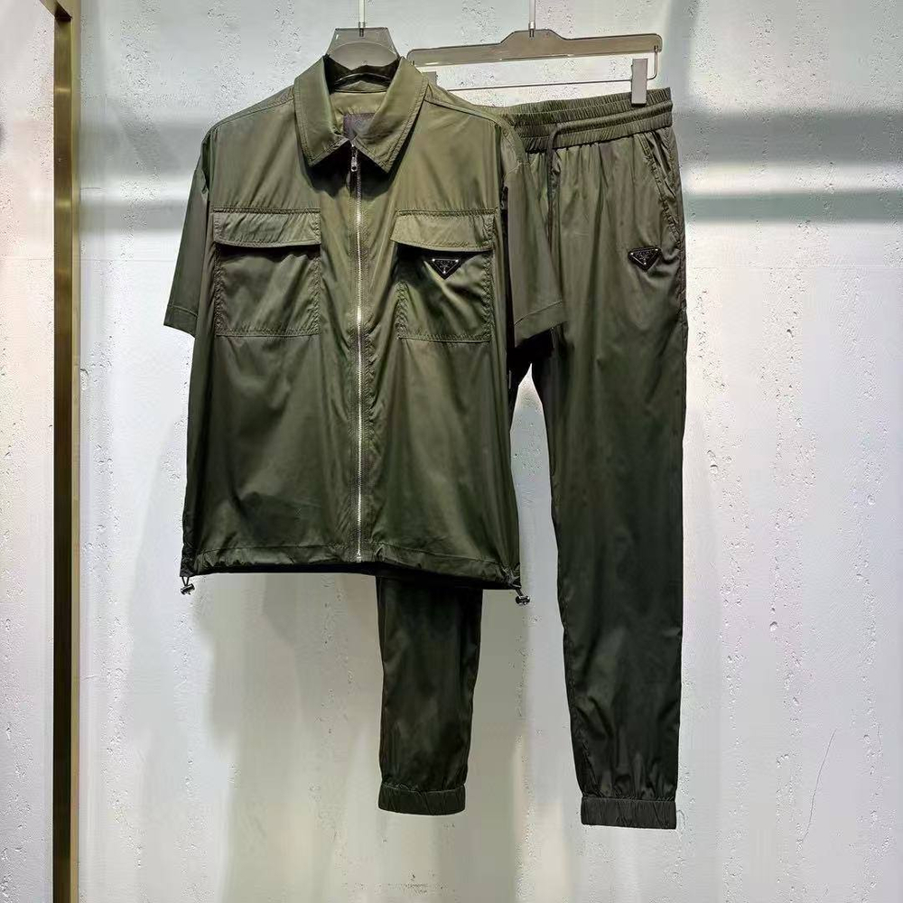 Прогулочный костюм Prada