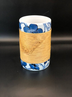 Кружка большая фарфоровая без ручки с берестой. Коллекция Log (Бревно) и Синие Дулевские Цветы.