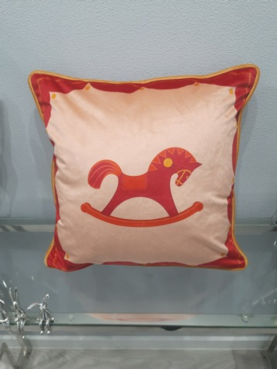 Подушка бархатная с красной лошадкой