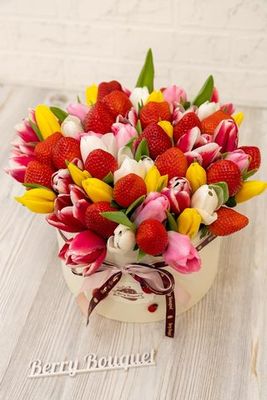 Шляпная коробка с клубникой и тюльпанами "Весенний сад"