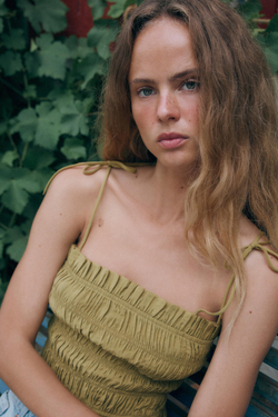 ZARA ТОП НА БРЕТЕЛЯХ СО СБОРКАМИ, ОЛИВКОВЫЙ