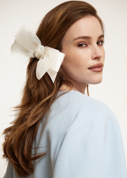 Бант объемный с белой розой