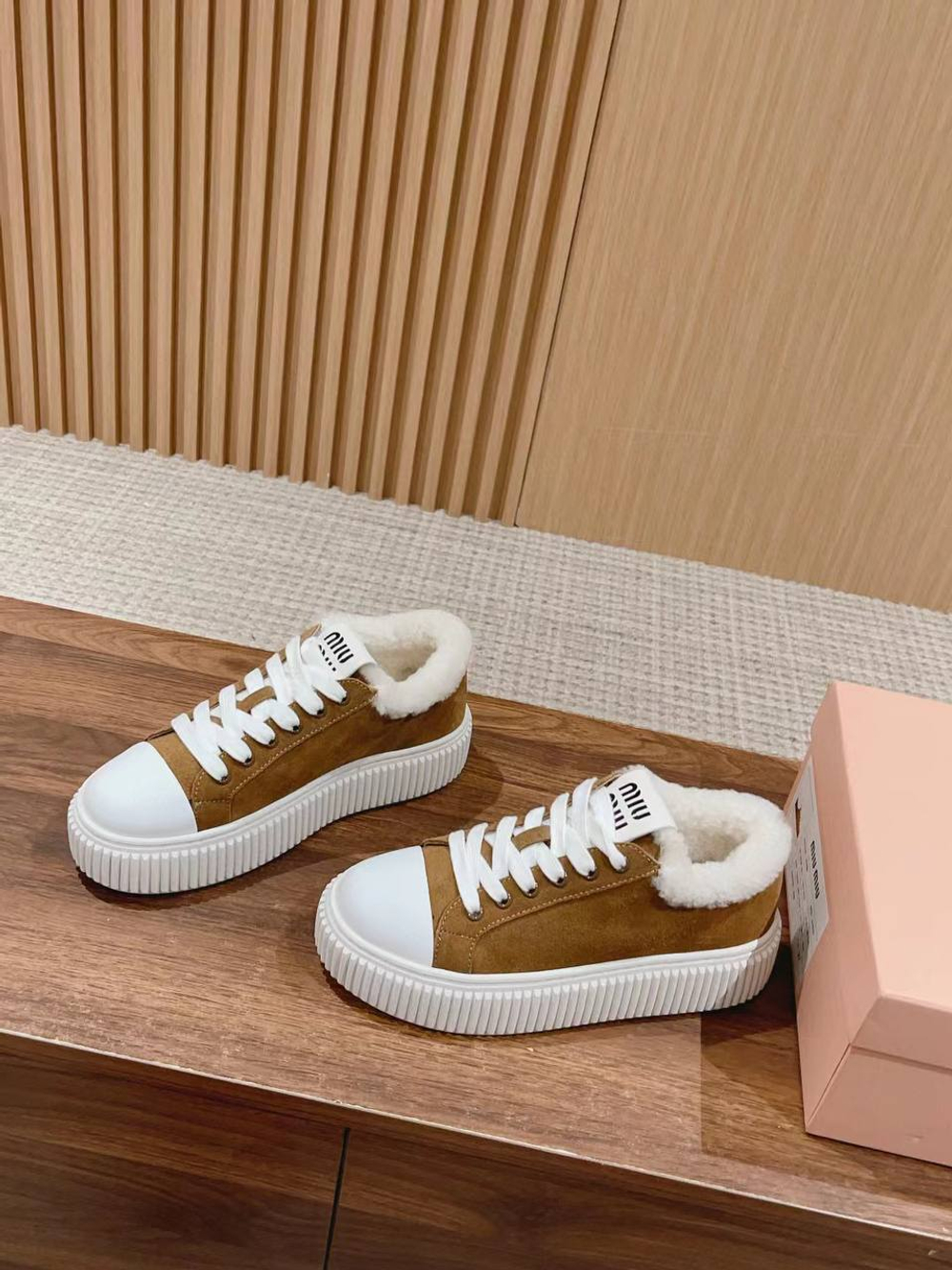 Женские кроссовки Miu Miu в коричневом цвете с мехом