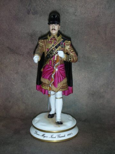Статуэтка. Фарфор. Солдат. Тамбурмажор ирландской гвардии 1980. Michael Sutty. Англия