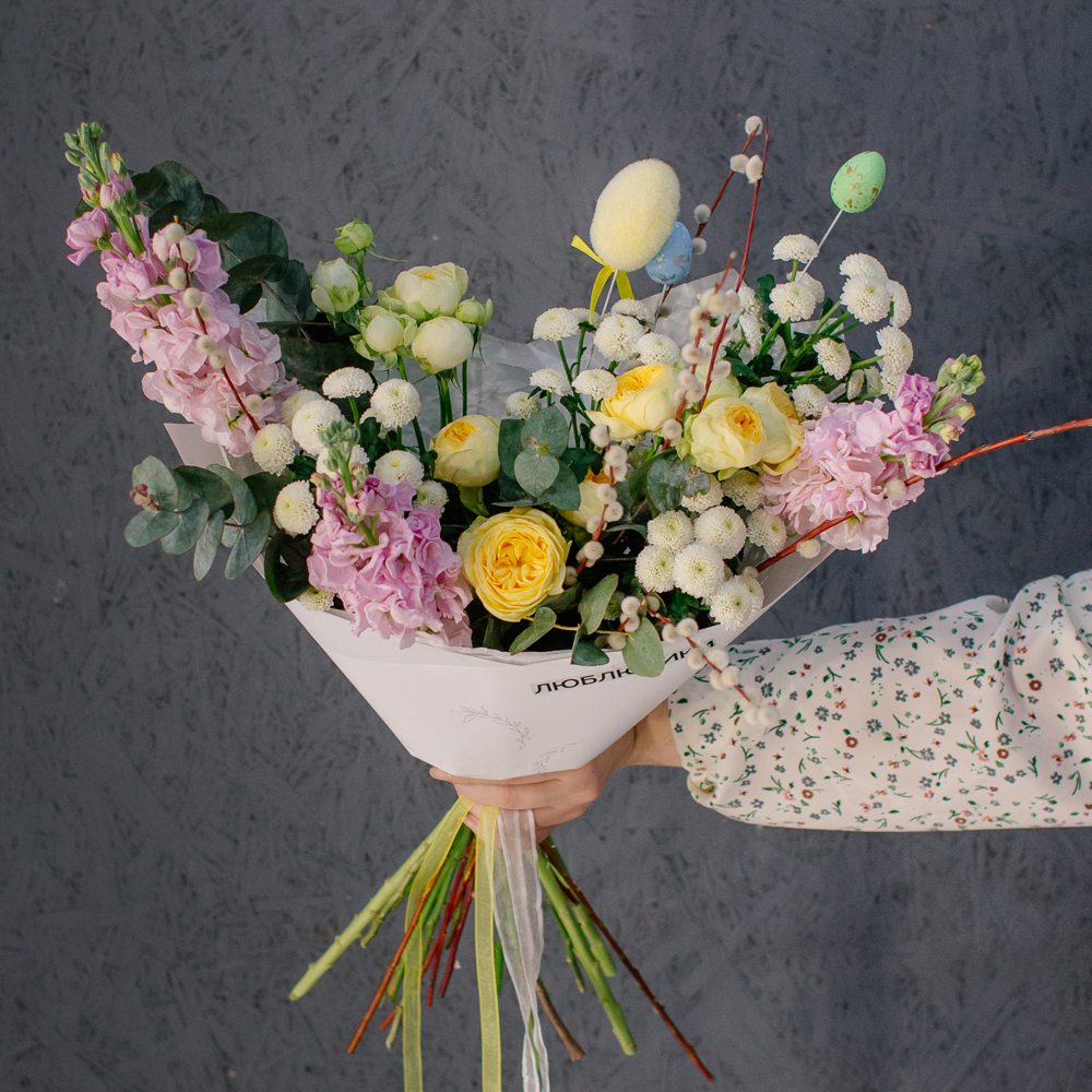 170. Нежный весенний букет с маттиолой и вербой