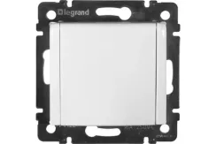 Розетка Legrand Valena с заземлением и крышкой белый 05028