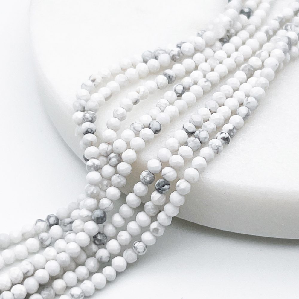 Магнезит граненый бусины, диаметр около 2,4 мм, цена за нить 38 см