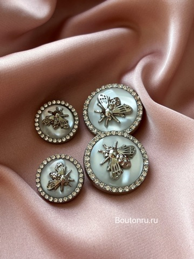 Пуговицы Гучч. Пчела белая серебро