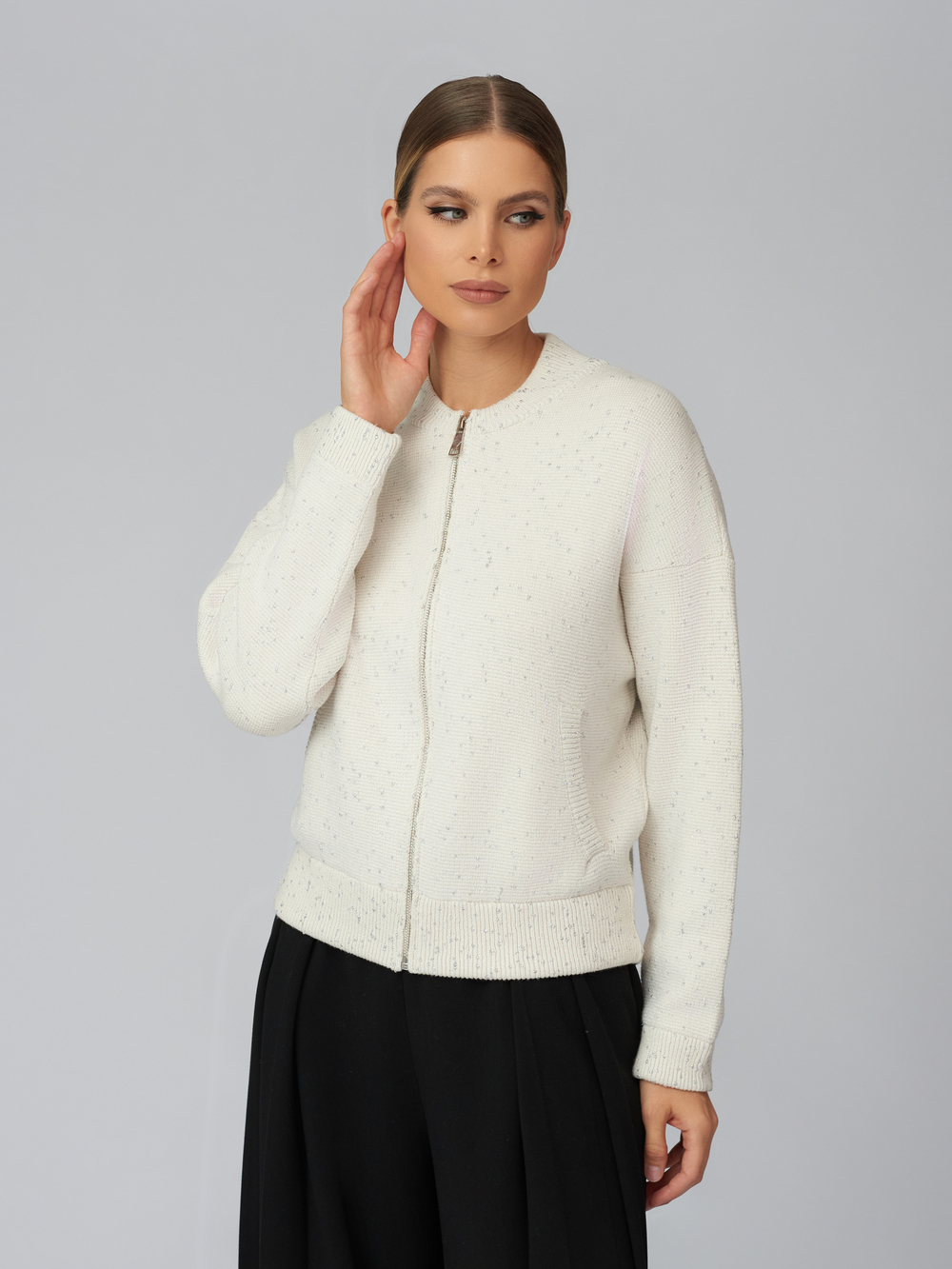 Женский белый бомбер на молнии из хлопка и вискозы