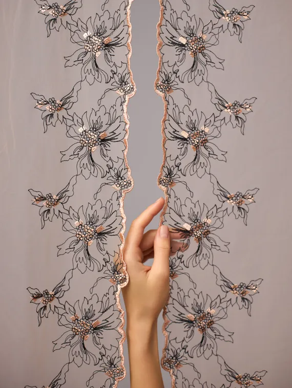 05-163 ОПТ Вышивка на неэл. сетке 22 см, бежевый, черный, миндаль (правая)