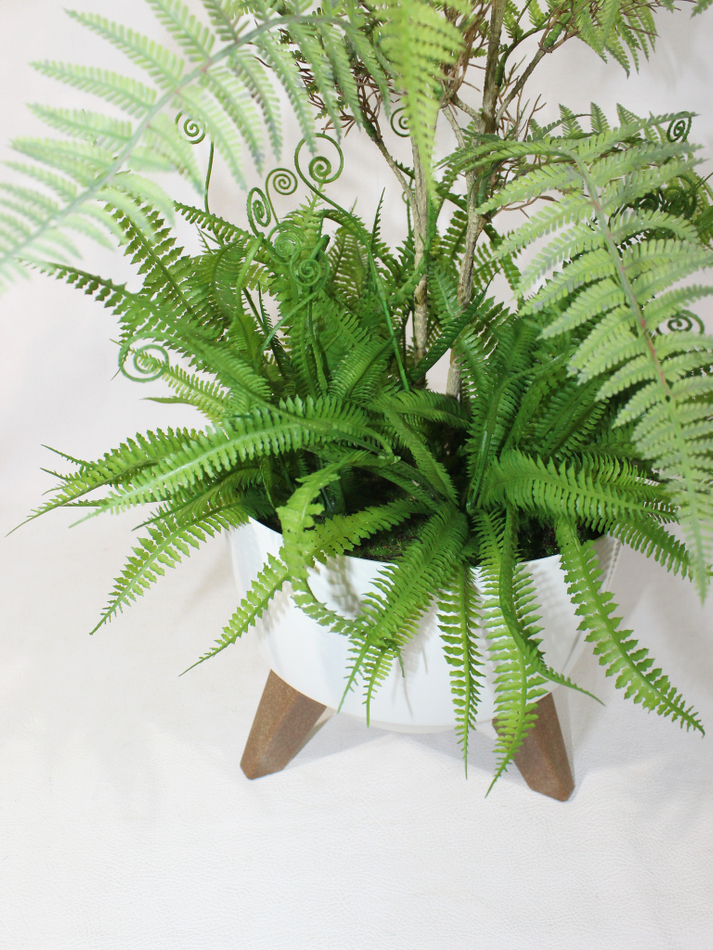 Искусственная композиция из зеленых папоротников 70см в светлом кашпо на ножках