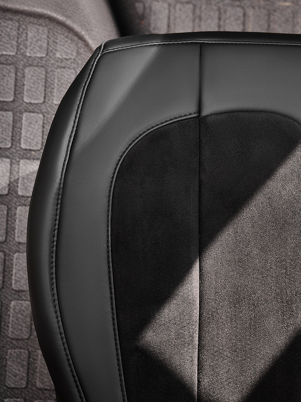 Чехлы Люкс VOLVO FH-13 после 2018 года: водитель от сиденья, пассажир от стойки кабины (один вырез под ремень) (экокожа, черный, черная вставка)