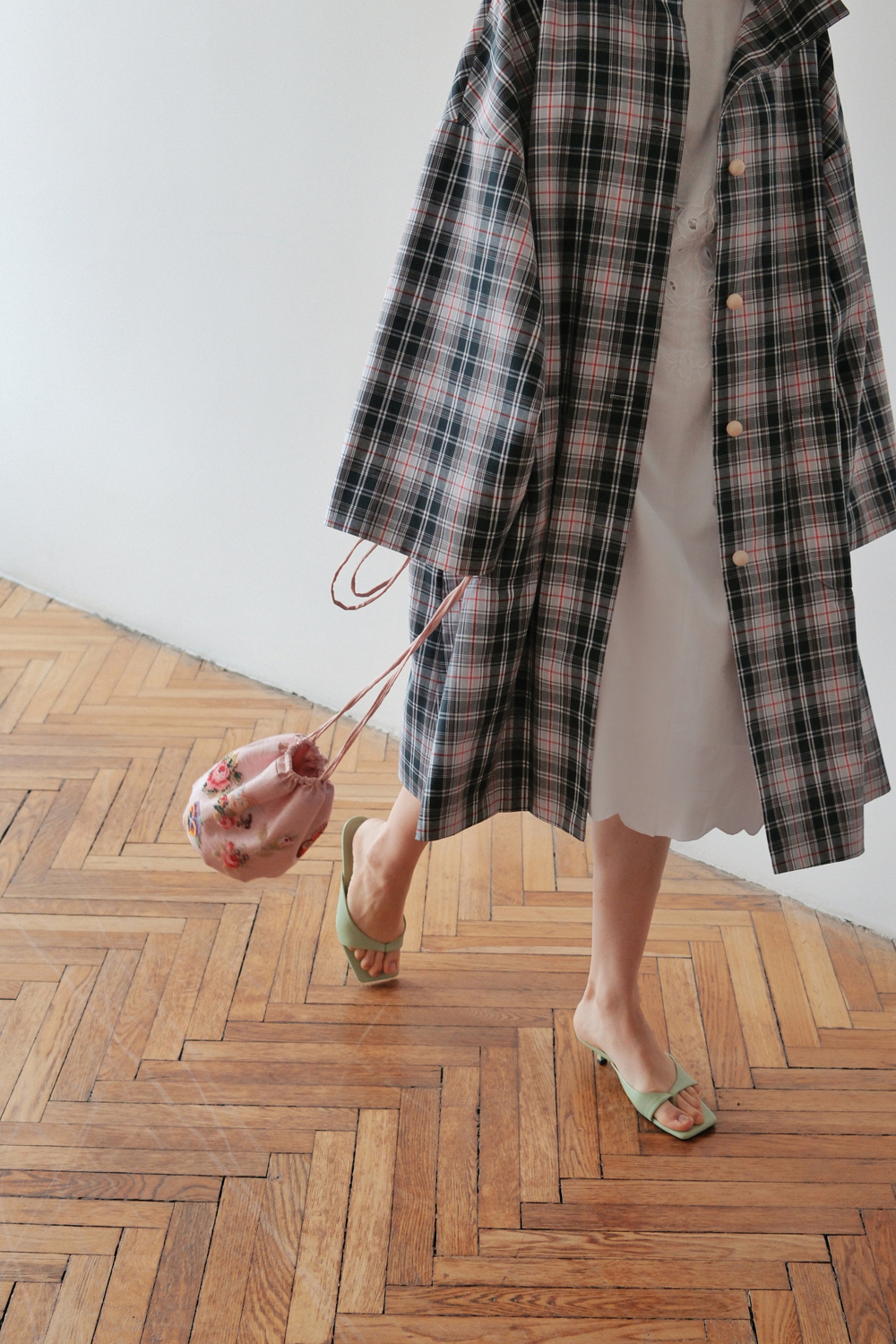 Плащ с расшитым кармашком