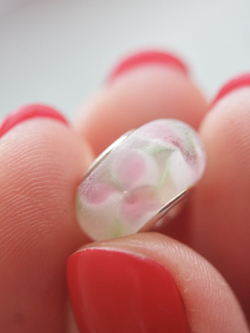 Бусина типа Пандора (Pandora) лэмпворк матовая светло-розовая с цветочками и листиками внутри