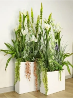 Напольная композиция из искусственных растений и цветов