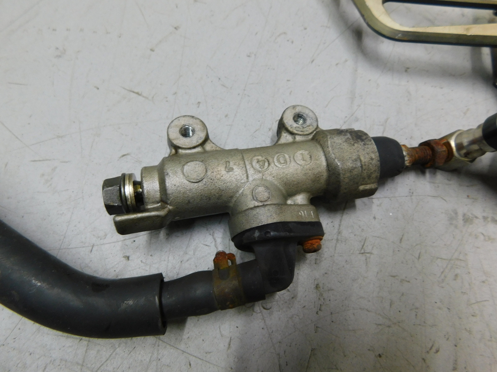 Цилиндр тормозной задний с подножкой и лапкой Honda CBR600 F4I PC35 (не оригинал)