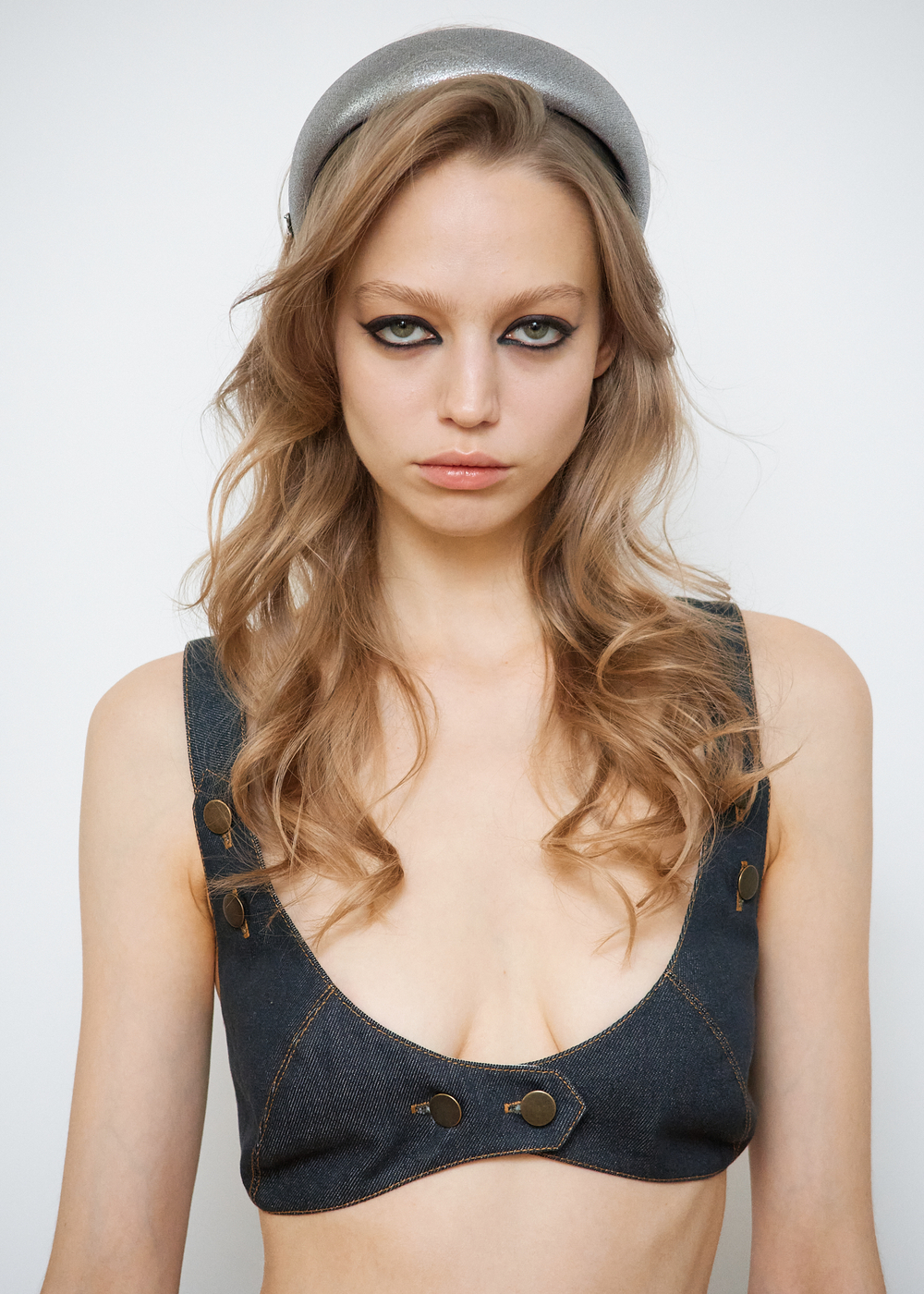 Ободок из шерсти серебристого цвета