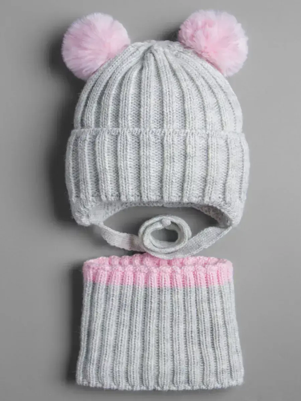 Шапка зимняя для девочки со снудом и помпонами