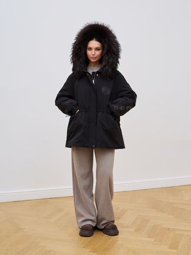 Черная пуховая парка с меховым капюшоном