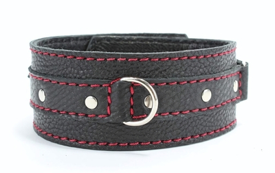 Черный ошейник из натуральной кожи с красной строчкой и кольцом (Цвет: черный)