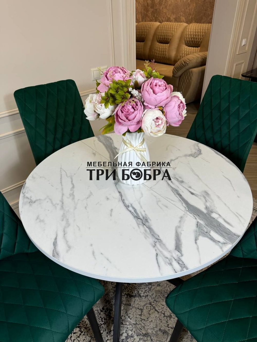 Круглый раздвижной стол "Лофт", итальянский мрамор и стулья "Бентли" изумруд