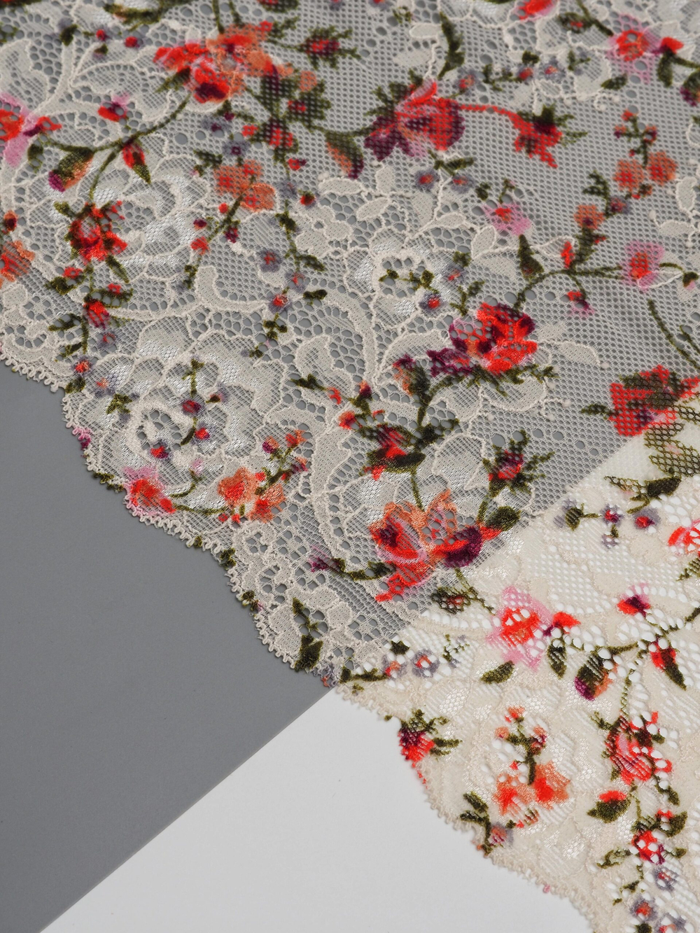 Эластичное кружево кремово-розовое с мультиколор ширина 22 см НОВОЕ