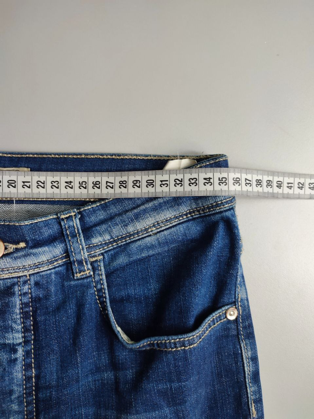 Джинсы в классическом оттенке 44 размер