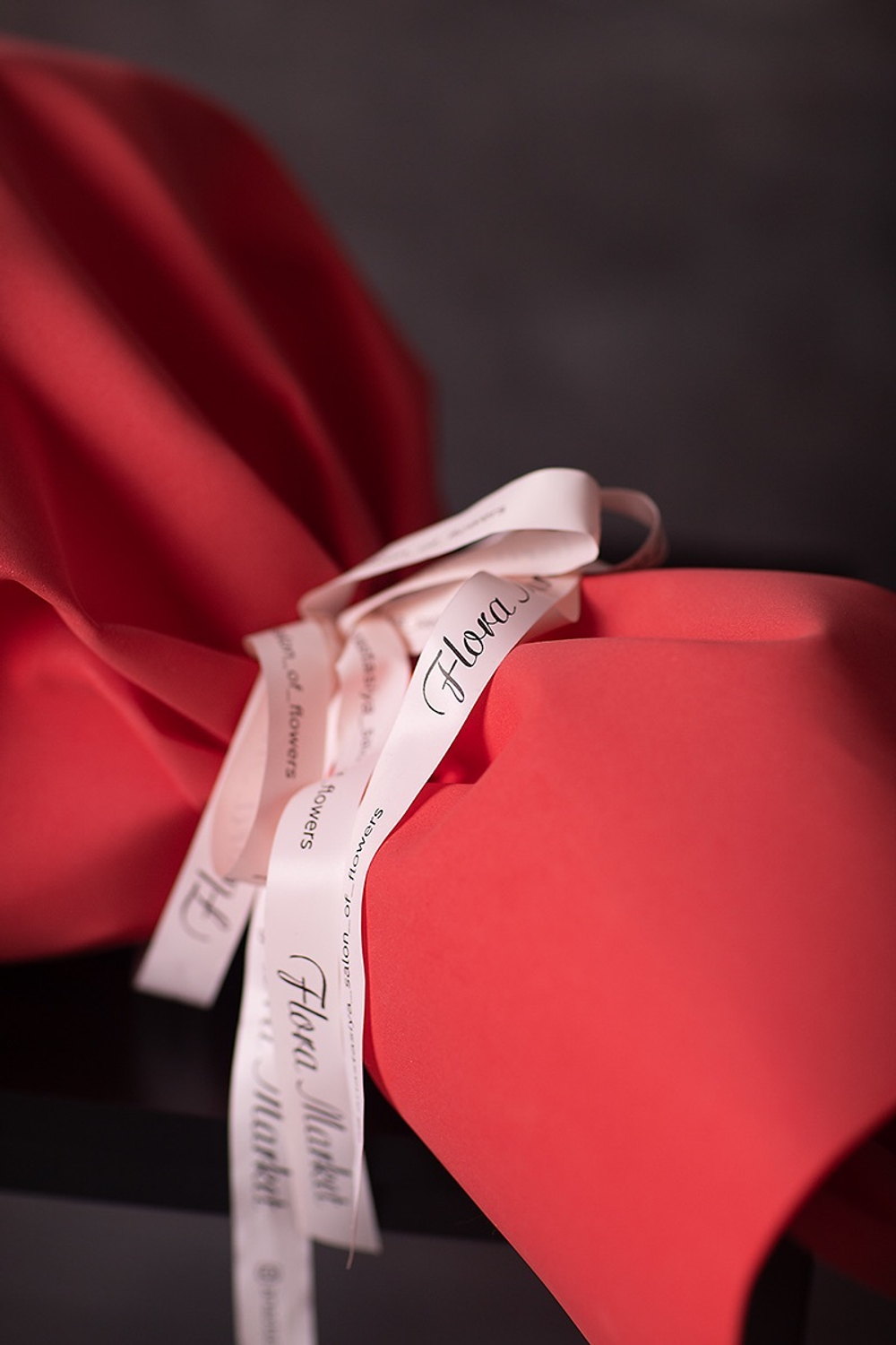 Красные тюльпаны в авторском оформлении Флора Маркет