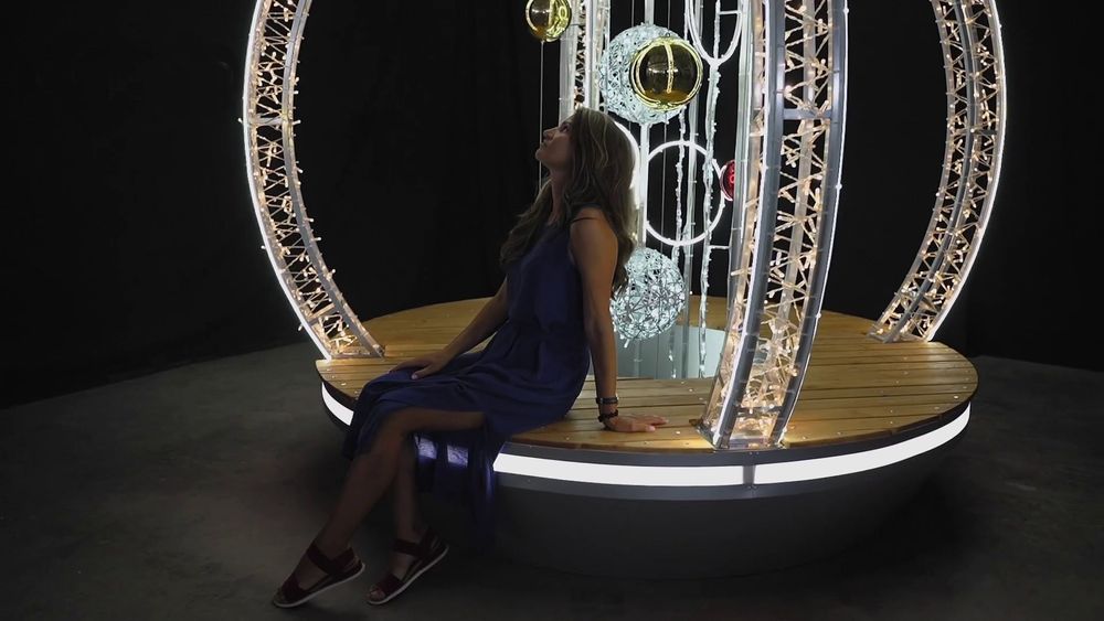 Светодиодная конструкция со скамейкой "Елочный шар с подвесками"