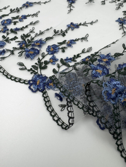 Вышивка на сетке молочная с васильковым и темно-зеленым ширина 23.5 см