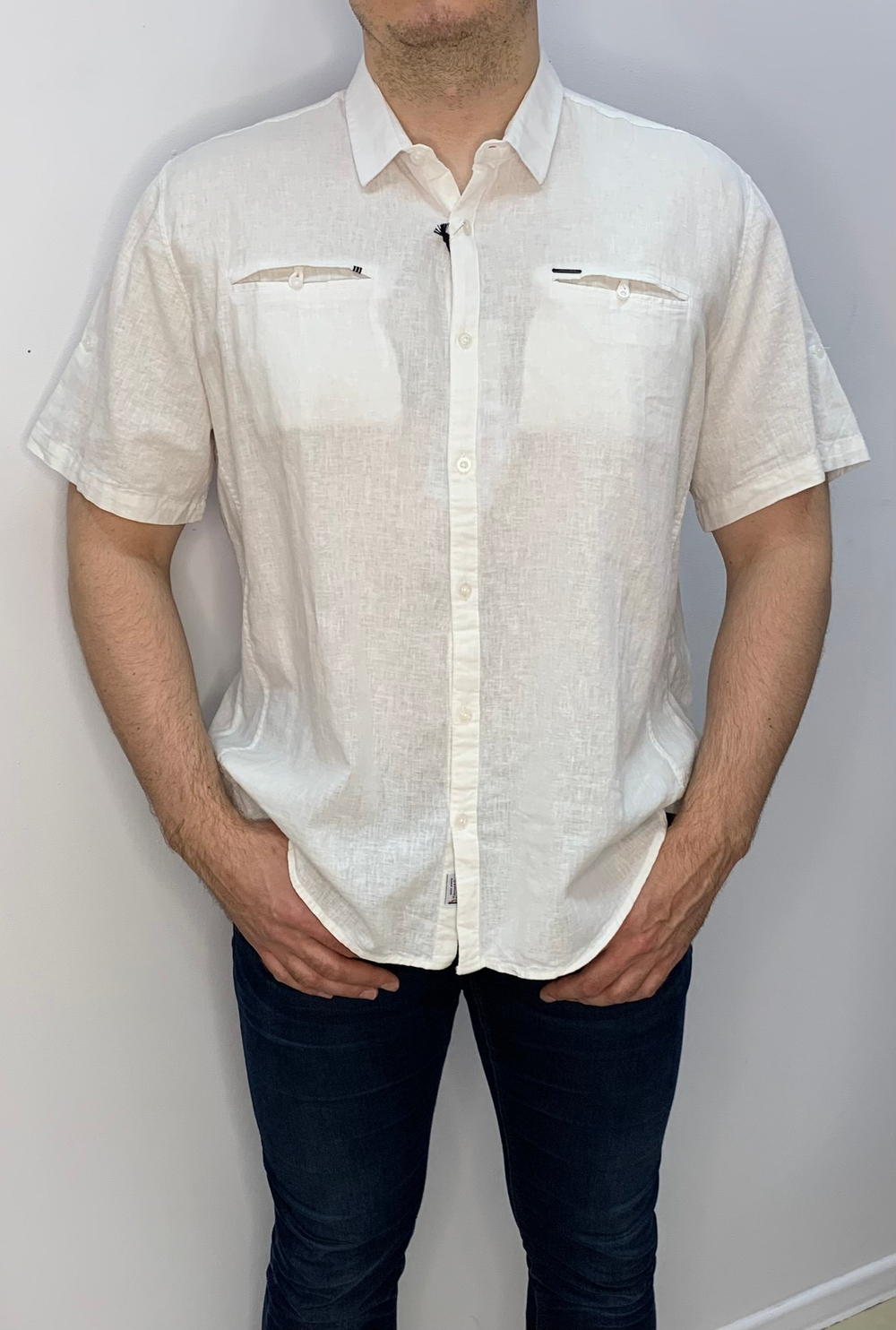Мужская белая рубашка с кармашками