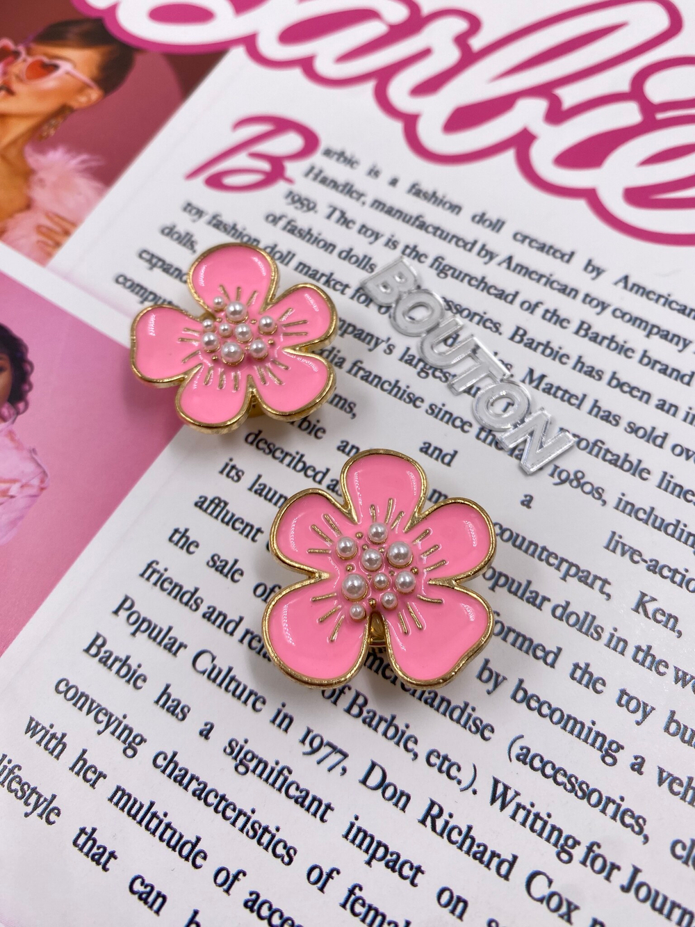 Накладка на пуговицу золотистая с ярко розовой эмалью в форме цветка с жемчугом (клипса)