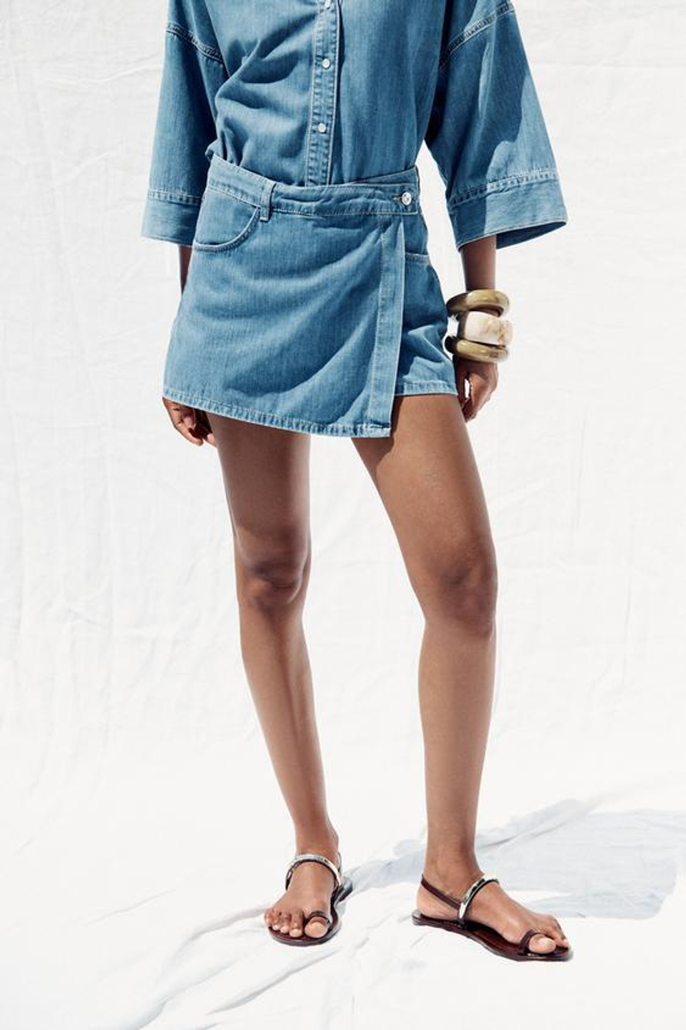 ZARA ДЖИНСОВАЯ ЮБКА-ШОРТЫ Z1975 С ЗАПÁХОМ, ВЫЦВЕТШИЙ СИНИЙ