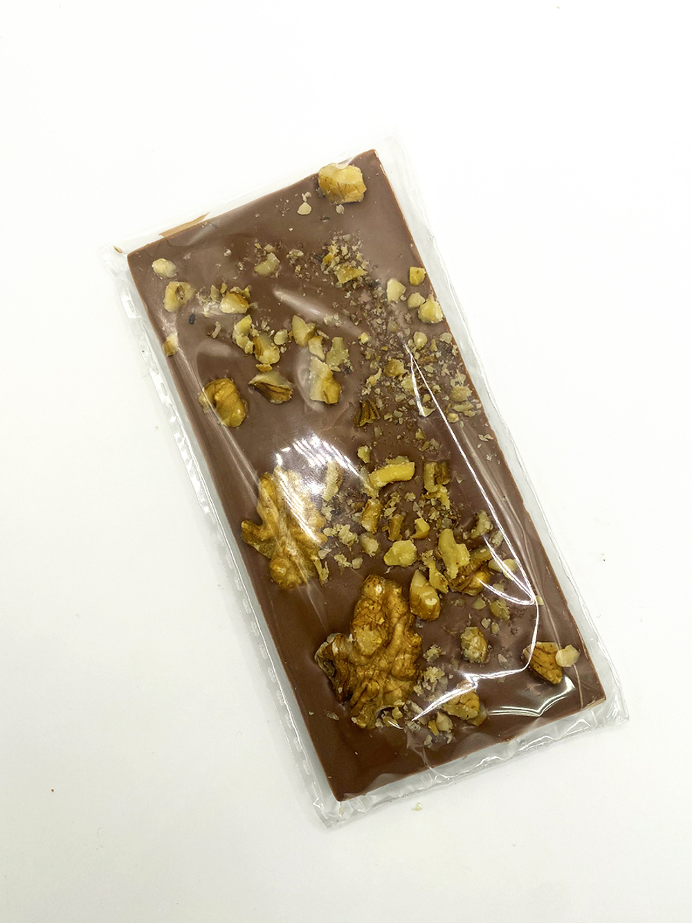 Молочный шоколад с грецким орехом