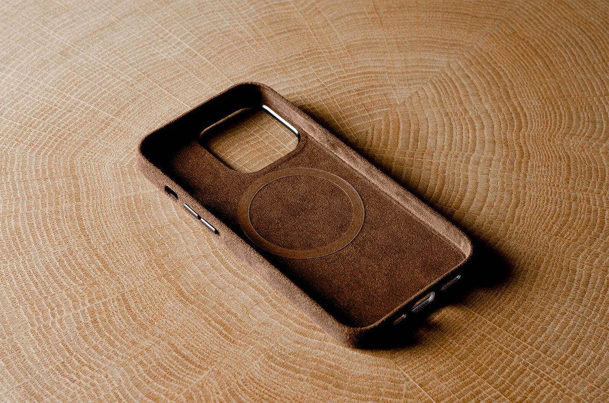 Hard Graft Fuzzy Dusty Brown — чехол из алькантары для iPhone