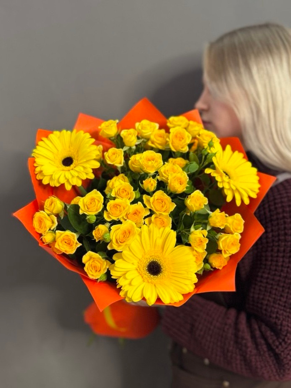 Букет с герберами и кустовыми розами