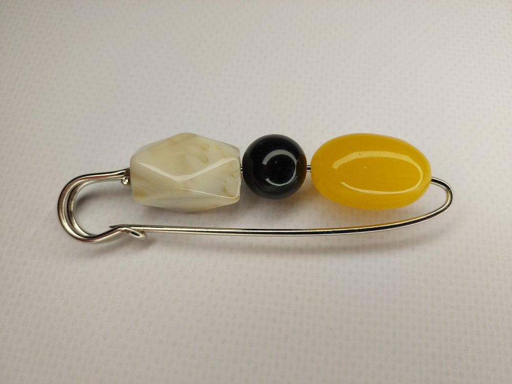 Булавка брошь "Уютные камушки" Булавка для кардигана, пальто, платков, костюмов, одежды. Цвет жёлтый белый