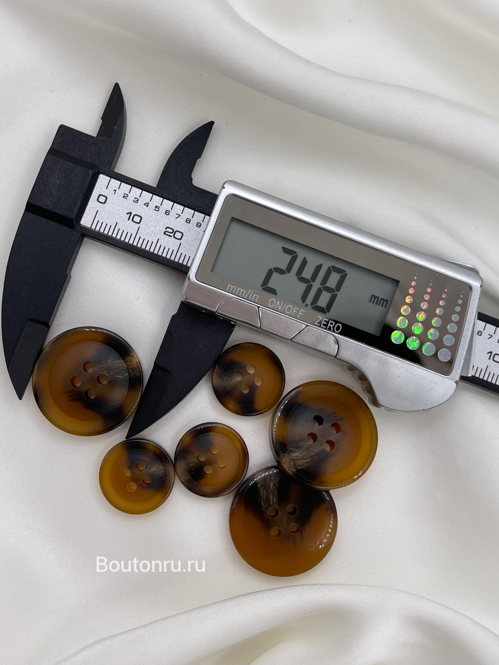 Пуговицы на прокол коричневые с черными прожилками полуматовые