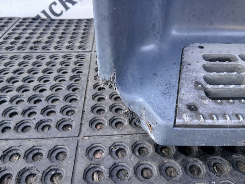 Корпус подножек левый