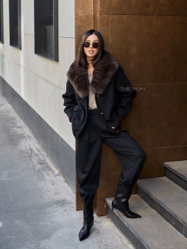 Черная куртка с воротником из лисы