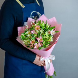 Монобукет из альстромерии в розовом оформлении