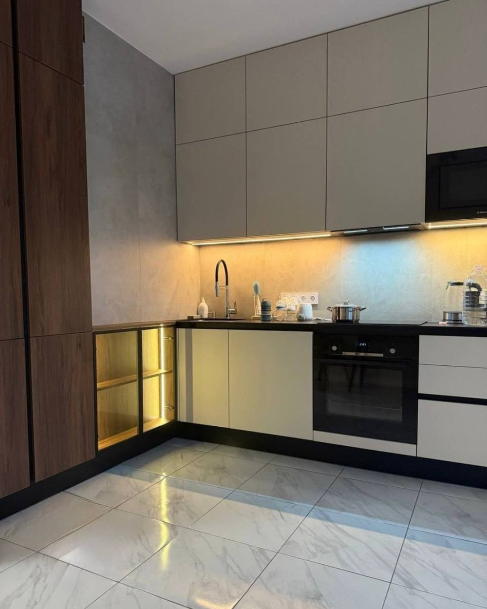 Современная кухня с тонированным стеклом и профилем Gola — без ручек