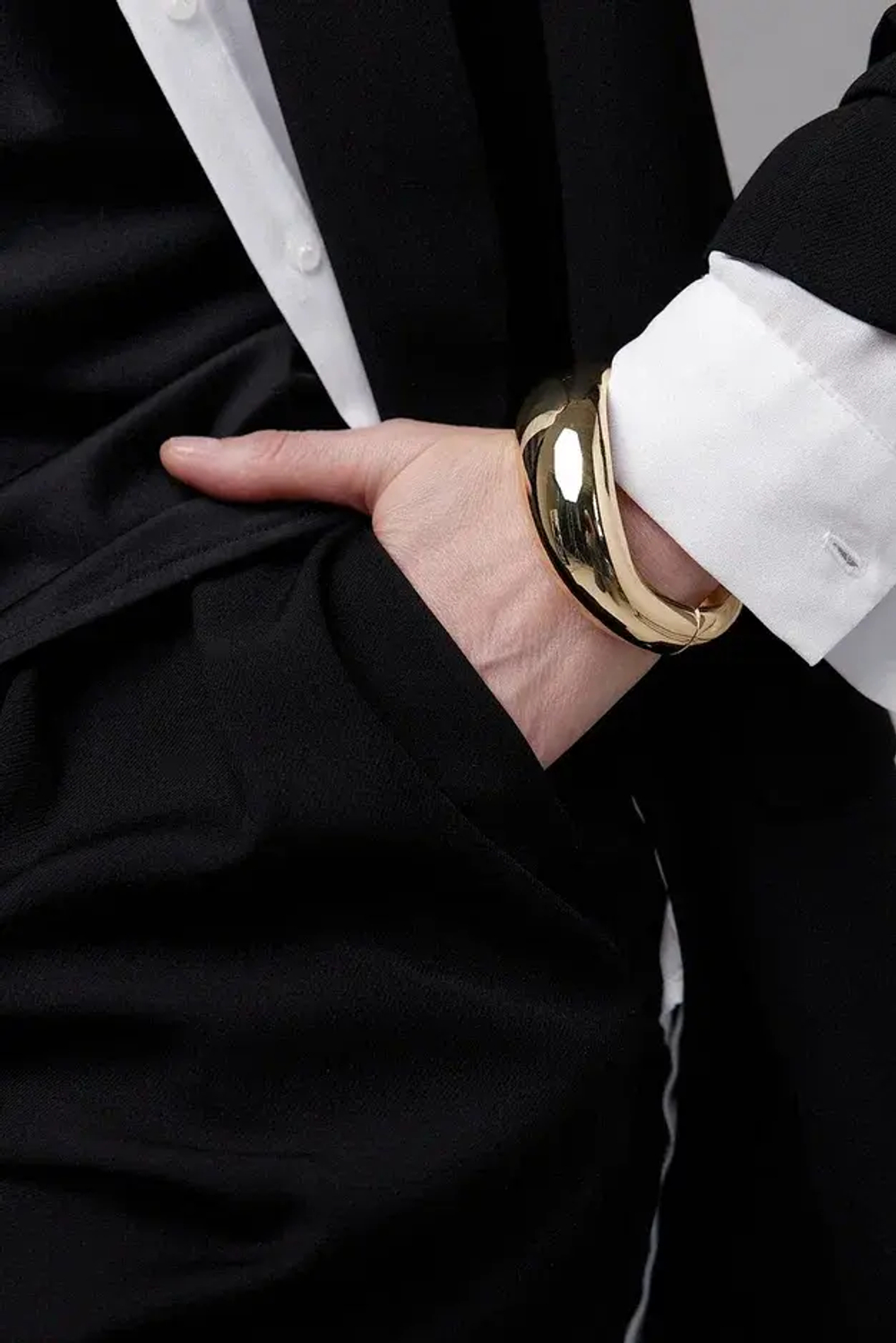 Браслет Le Form жесткий, разъемный, гладкий в форме волны, оттенок золото