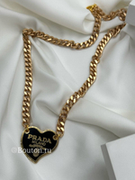 Колье Прад. золотистое с черным лого в форме сердечка