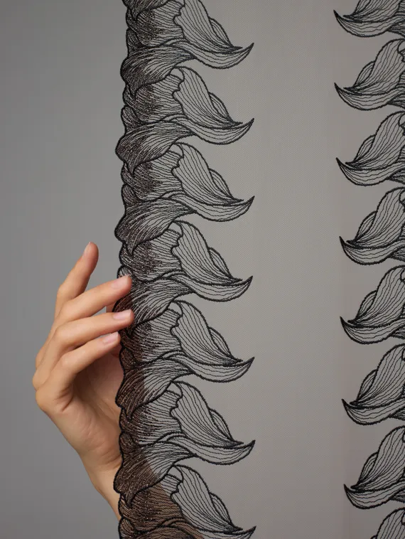 05-176 Вышивка на неэл. сетке 25 см, бежевый 775 /черный 170 /золото