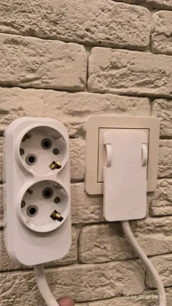 Удлинитель электрический 2 розетки 1,5 Метра с плоской потайной вилкой невидимкой (за шкаф)