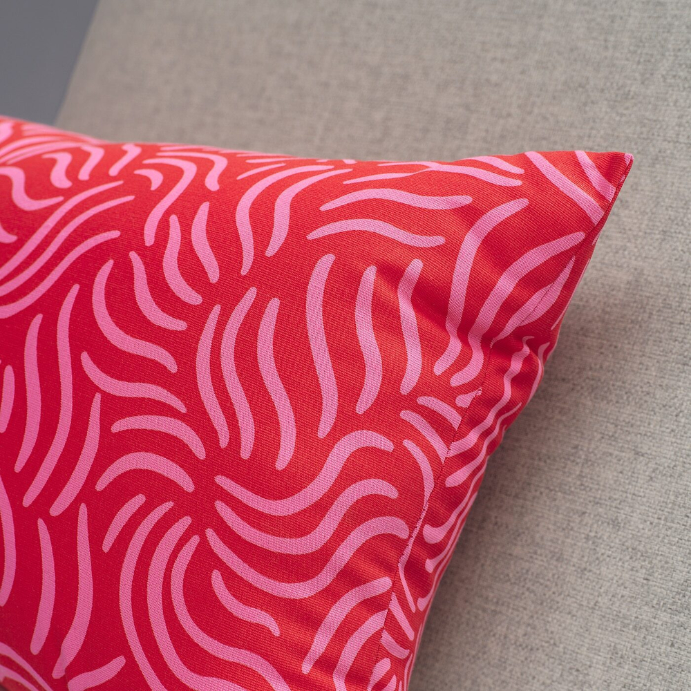IKEA SANDMOTT  (ИКЕА САНДМОТТ)  -  Подушка, ярко-красная/ярко-розовая, 30x58 см